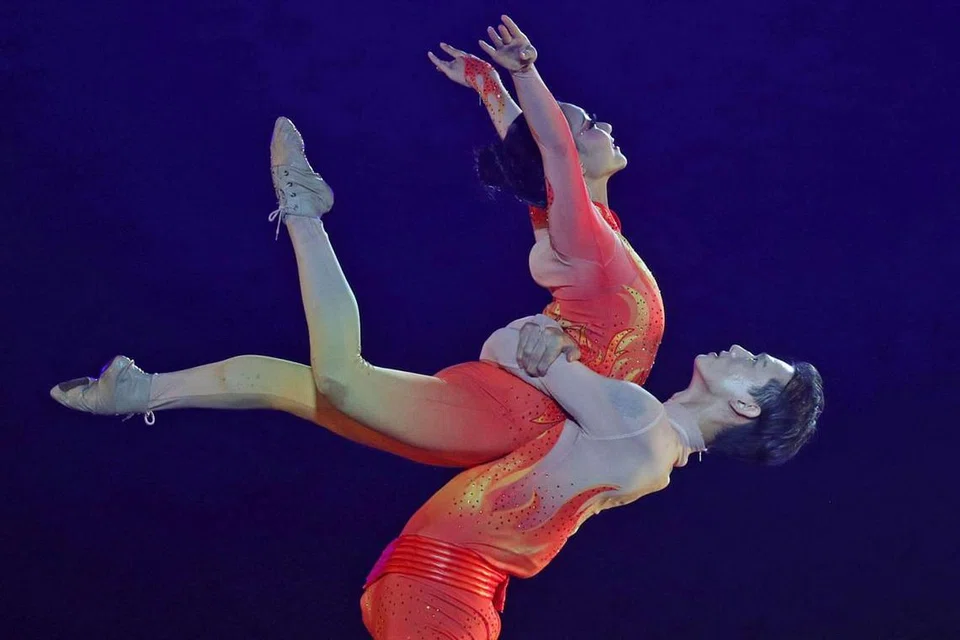 PERTUNJUKAN HEBAT: Dua artis ini membuat persembahan yang amat mengagumkan dan mendapat terpukan gemuruh. - Foto BH oleh ZALEHA ABDUL KADER