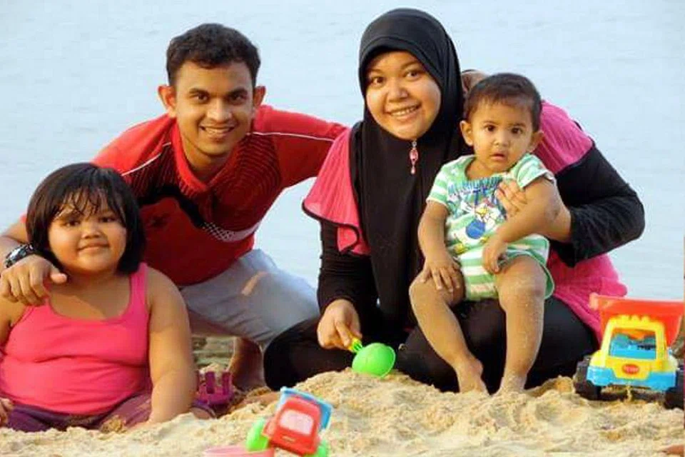 BAHAGIA: Encik Mohd Hafiz Yusof dan isterinya, Cik Nordiana Mohamad, dengan dua anak mereka. Mereka masing-masing bernikah pada usia 18 tahun dan 19 tahun dan kemudian dirujukkan kepada Hab Inspirasi bagi mendapatkan bimbingan menempuh alam perkahwinan pada usia muda. - Foto ihsan MOHD HAFIZ YUSOF