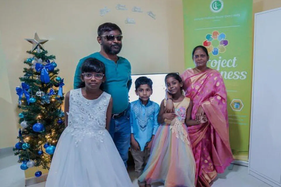 LEBIH CERIA: Cik Ramesware Malaiyandy (kanan) bersama anak lelaki (dua dari kiri) dan cucunya berasa lebih gembira pada musim perayaan ini. 