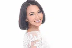 RELA MENANTI: Walaupun akui kadangkala rasa perit dan perlu banyak bersabar dalam memburu cita-cita agar tidak mudah putus asa, pelakon dan pengacara Jasper Supayah gembira diberi peluang merakam 'Empati' yang penuhi impiannya bergelar penyanyi. - Foto ihsan JASPER SUPAYAH