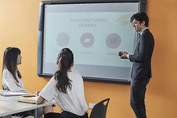 RELEVAN DENGAN PEKERJAAN: Diploma Kecerdasan Buatan dan Kejuruteraan Data NYP sebahagian daripada Model Keupayaan Profesional (PCM) yang dicipta bersama pemimpin industri bagi mencerminkan kepakaran yang diperlukan di tempat kerja. - Foto NYP