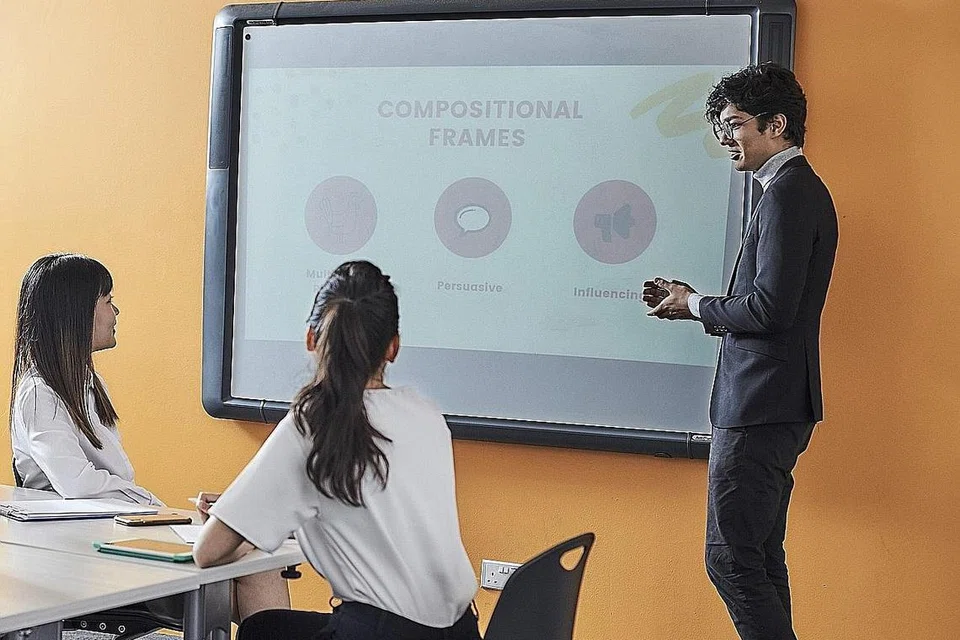 RELEVAN DENGAN PEKERJAAN: Diploma Kecerdasan Buatan dan Kejuruteraan Data NYP sebahagian daripada Model Keupayaan Profesional (PCM) yang dicipta bersama pemimpin industri bagi mencerminkan kepakaran yang diperlukan di tempat kerja. - Foto NYP
