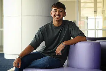 IMBANGI MASA: Walaupun perlu memikul tanggungjawab yang berat sejak usia yang muda lagi, Encik Ezra tetap berjaya mencapai kecemerlangan dalam pelajarannya. - Foto BH oleh KHALID BABA