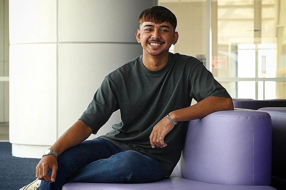 IMBANGI MASA: Walaupun perlu memikul tanggungjawab yang berat sejak usia yang muda lagi, Encik Ezra tetap berjaya mencapai kecemerlangan dalam pelajarannya. - Foto BH oleh KHALID BABA
