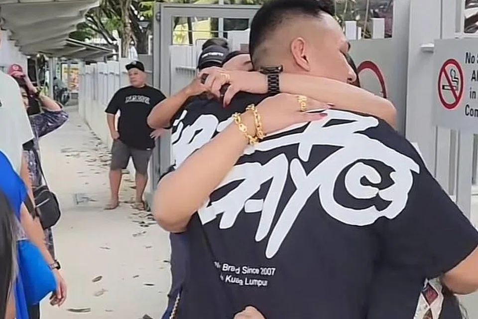 Encik Mohamad Hussin Said, lebih dikenali sebagai Mangobossku, telah keluar penjara dan kelihatan memeluk isteri dan anak perempuannya di luar penjara Changi. 