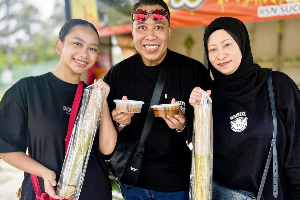 Encik Mohammad Rashidi Said, dari Singapura, bersama ahli keluarganya gemar mencari lemang di Johor, terutama yang terletak di kawasan perkampungan.