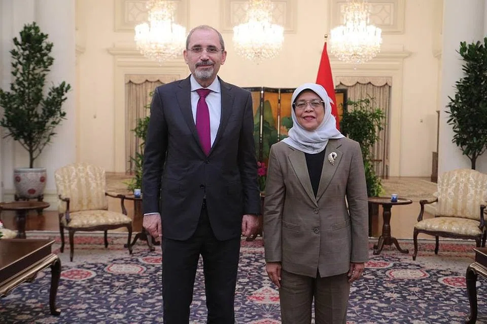 PERERAT HUBUNGAN DUA HALA: Semasa lawatannya ke Singapura baru-baru ini, Menteri Luar dan Ekspatriat Jordan, Encik Ayman Safadi, telah bertemu dengan Presiden Halimah Yacob serta berbincang tentang usaha meningkatkan kerjasama dua hala Jordan-Singapura dengan beberapa pemimpin lain di negara ini.