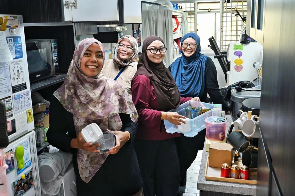 Kerja penyusunan ruang kediaman boleh mengambil masa antara lima hingga lapan jam, dengan sesetengah projek memerlukan tenaga kerja tambahan, termasuk bantuan (dari kiri) Cik Nurussakinah Yahya, Cik Nafisah Kasti, Cik Humairah Junid dan Cik Nuraishah Junid.