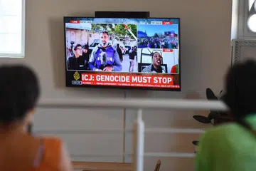 Orang ramai memberi reaksi susulan keputusan Mahkamah Keadilan Antarabangsa (ICJ) di The Hague, Belanda, pada 26 Januari menggesa Israel agar segera menghentikan pembunuhan beramai-ramai rakyat Palestin. 