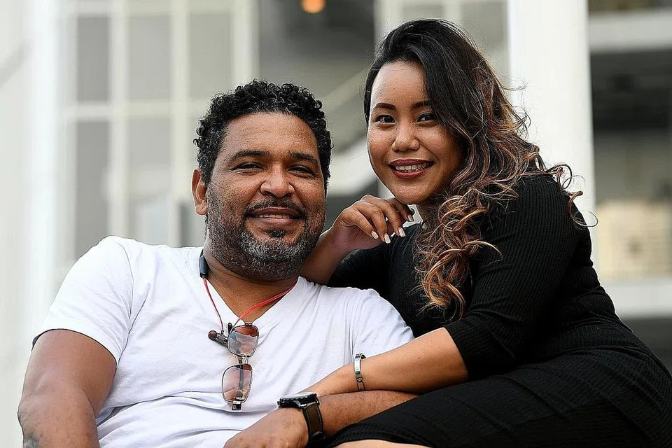 BINA MAHLIGAI: Cik Nurul Ain menemui warga Colombia, Encik Muhammad Khaled Hernandez, apabila pemuzik itu berada di Singapura untuk membuat persembahan. Pasangan itu berkahwin tahun lalu. - Foto BH oleh KHALID BABA