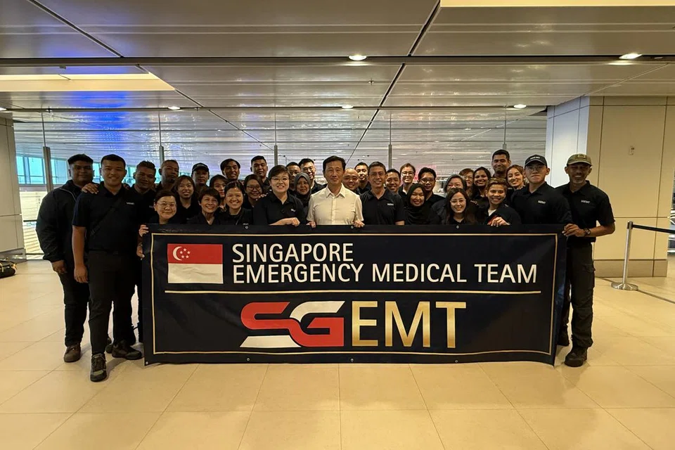 Menteri Kesihatan, Encik Ong Ye Kung (tengah) bergambar bersama sekumpulan penjagaan kesihatan daripada Pasukan Perubatan Kecemasan Singapura (SGEMT) yang dijangka berada di Myanmar selama 14 hari akan datang.