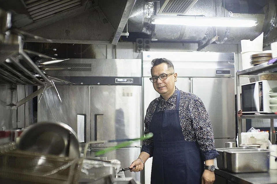 TETAP MINAT MEMASAK: Walaupun sudah dua dekad menceburi bidang masakan, namun minatnya tetap utuh hingga kini. Terbaru beliau akan bersama Berita Harian dan menampilkan beberapa cef tempatan bersama hidangan mereka. - Foto BM oleh HARITH MUSTAFFA