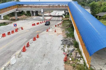 Jalan Gelang Patah (J4) sepanjang lima kilometer itu sedang diperluas daripada dua lorong kepada empat lorong dua hala.
