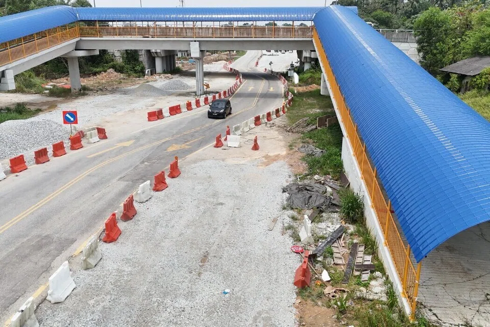 Jalan Gelang Patah (J4) sepanjang lima kilometer itu sedang diperluas daripada dua lorong kepada empat lorong dua hala.