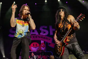 GANDINGAN BERTENAGA: Gitaris ikonik Slash (kanan) membuat ramai terpesona dengan 'gentelan' gitarnya sementara Myles Kennedy pula membuai jiwa dengan suara serak-serak basahnya. - Foto BANDWAGON/ PNG ENG NGEE