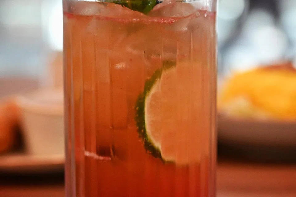 Hilangkan rasa dahaga dengan minuman istimewa kafe ini iaitu Orange Grenadine Soda, berharga $6.80. Minuman bersoda ini disediakan dengan gabungan oren, limau nipis dan halia.