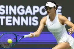 Emma Raducanu melakukan pukulan ‘forehand’ dalam pusingan pertama menentang Cristina Bucsa di Terbuka Tenis Singapura pada 27 Januari.