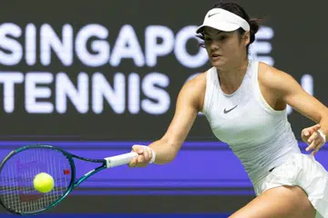 Emma Raducanu melakukan pukulan ‘forehand’ dalam pusingan pertama menentang Cristina Bucsa di Terbuka Tenis Singapura pada 27 Januari.