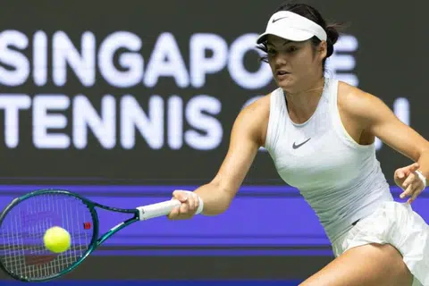 Emma Raducanu melakukan pukulan ‘forehand’ dalam pusingan pertama menentang Cristina Bucsa di Terbuka Tenis Singapura pada 27 Januari.