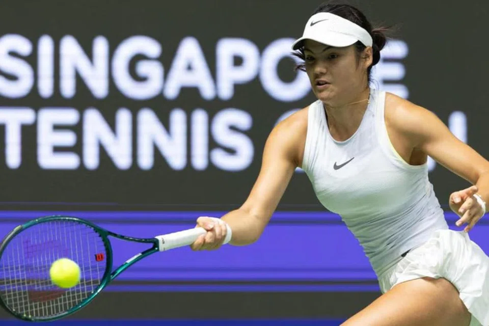 Emma Raducanu melakukan pukulan ‘forehand’ dalam pusingan pertama menentang Cristina Bucsa di Terbuka Tenis Singapura pada 27 Januari.