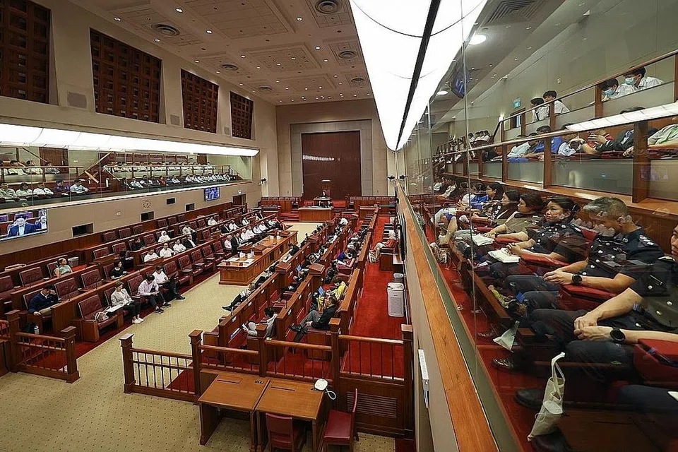 KERJA KERAS DAN PENGORBANAN DIHARGAI: Seramai 100 petugas barisan hadapan memenuhi galeri awam apabila Anggota Parlimen bertepuk tangan sambil menghentak kerusi mereka dan memberi tepukan gemuruh tanda sokongan dan menghargai kerja keras dan pengorbanan mereka - Foto MCI