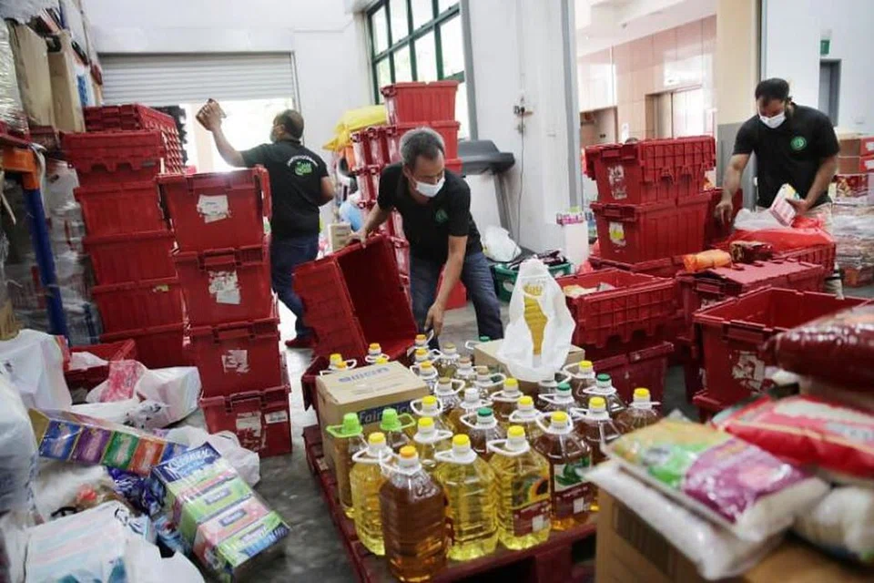 Jamiyah mengadakan acara 'pandu lalu' menyumbang makanan pada Ahad (21 Mac). 