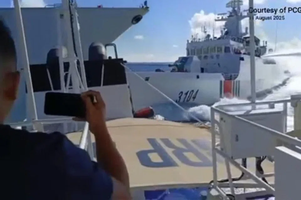 Rakaman video yang diambil dan diedarkan pada 11 Ogos 2025 oleh Pengawal Pantai Filipina ini menunjukkan insiden antara sebuah kapal Tentera Laut China (kiri) dan kapal Pengawal Pantai China (kanan) seperti yang dilihat dari sebuah bot nelayan Filipina berhampiran Scarborough Shoal di Laut China Selatan yang menjadi pertikaian. Menurut Manila pada 11 Ogos, kapal Tentera Laut China telah berlanggar dengan kapal pengawal pantainya sendiri ketika mengejar sebuah bot rondaan Filipina di Laut China Selatan, sambil mendedahkan rakaman video dramatik konfrontasi tersebut.