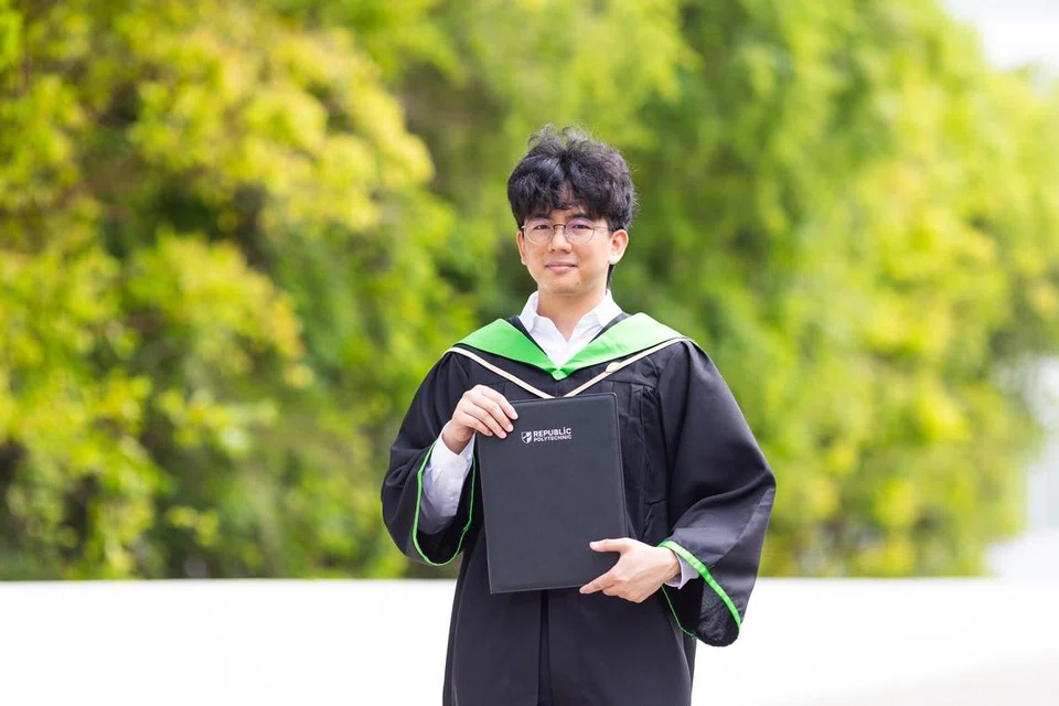 Encik Muhammad Fadly Abdullah Lee, menamatkan pengajian di Politeknik Republic (RP) dengan Diploma Pengurusan Pengalaman Pelanggan dengan Perniagaan pada Majlis Penyampaian Diploma yang diadakan di RP pada 8 Mei.