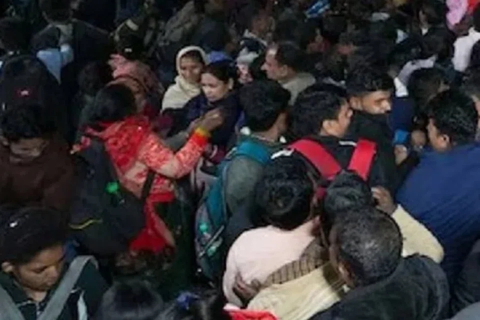 Seorang saksi memaklumkan suasana di sebuah kuil di Shirgaon,Goa, menjadi tidak terkawal apabila orang ramai berasak cuba menyelamatkan diri daripada kesesakan.