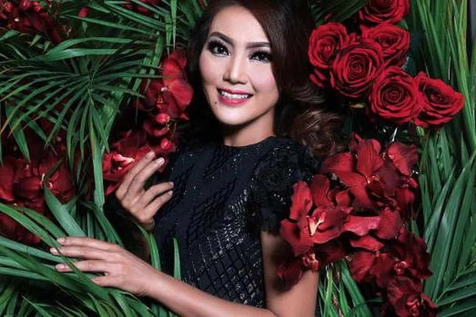 KEKATA JADI IKUTAN: Kekata "Berikan Tepukan Yang Gemuruh" yang sering diucapkan Rosalina Musa semasa menjadi pengulas bagi rancangan D Academy Asia di Jakarta, Indonesia, memberinya idea menyertakannya dalam mini album beliau seterusnya. - Foto fail