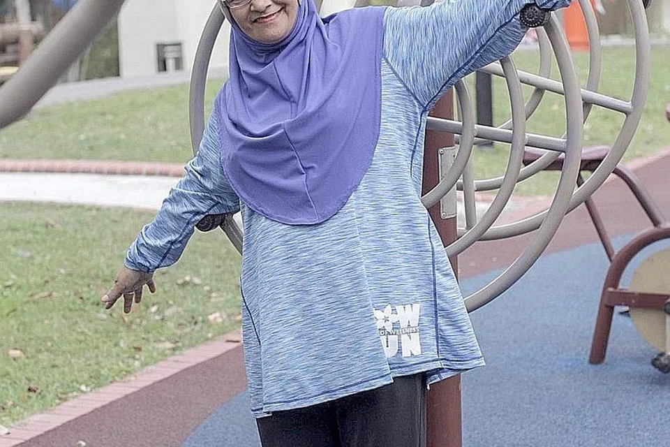 DETIK HITAM JADI PERINGATAN: Walaupun sudah 32 tahun menghidap kencing manis, Cik Sharifah Fauziah hanya mula mengambil langkah berjaga-jaga dua tahun kebelakangan ini. Akibat diserang strok ringan, Cik Sharifah sudah serik dan kini lebih berwaspada. Sejak episod itu, beliau mengamalkan gaya hidup sihat serta mengawal diet. - Foto BH oleh IQBAL FAIZAL