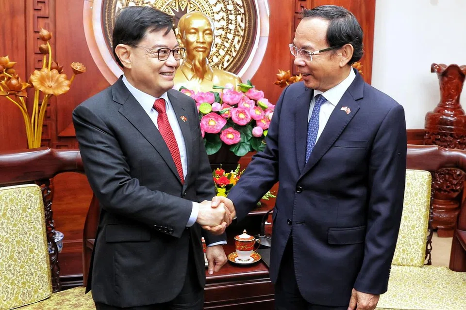 Encik Heng (kiri) bertemu dengan Encik Nguyen Van Nen (kanan). 