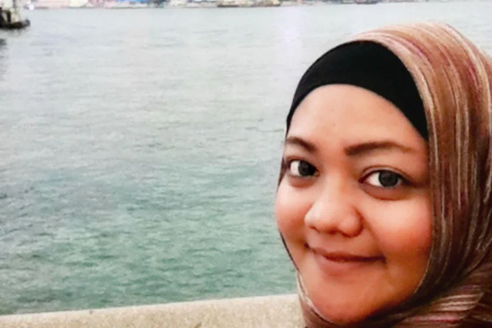 Cik Fadhilah Mohd Salihin mengembara ke Hong Kong tanpa suami dan anak-anak pada 2012.