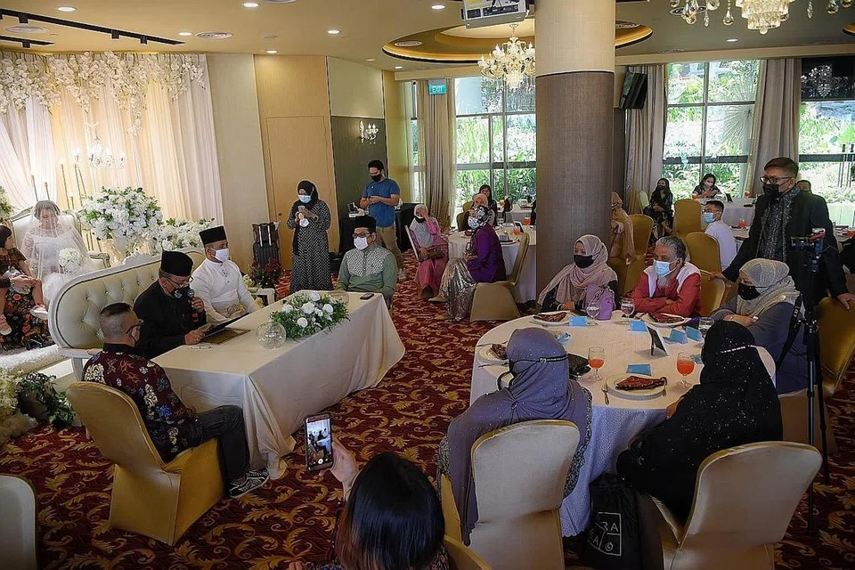 PASTIKAN KESELAMATAN: Walimah pasangan mempelai Md Faisal Haroon dan Raden Sofra Leezah Raden Abdul Rahman (gambar atas) di Plume Singapore di Singapore Flyer ini memastikan semua langkah keselamatan dijalankan. - Foto BM oleh MARK CHEONG