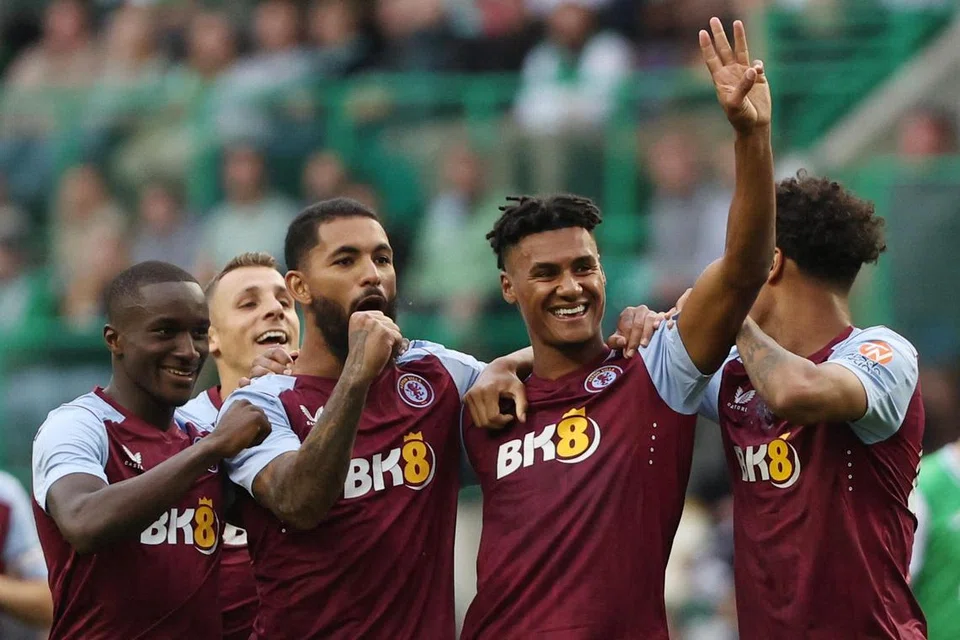 WIRA ASTON VILLA: Ollie Watkins (dua dari kanan) dan rakan sepasukannya meraikan jaringan ketiga dan keempat Aston Villa semasa menentang Hibernian.