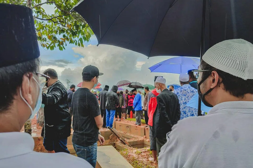 PERGINYA INSAN ISTIMEWA: Allahyarham Fadil meninggal dunia selepas mengalami sesak nafas dan rebah di stesen MRT kelmarin. Jenazahnya dikebumikan di Pusara Aman semalam. - Foto BH oleh NUR DIYANA