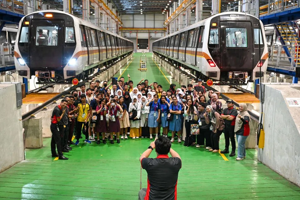 RAIH ILMU: Para peserta dalam Kem Wartawan Muda mengunjungi Depoh Mandai untuk melihat operasi di sebalik tabir bagi menyelenggarakan kereta api di Singapura. 