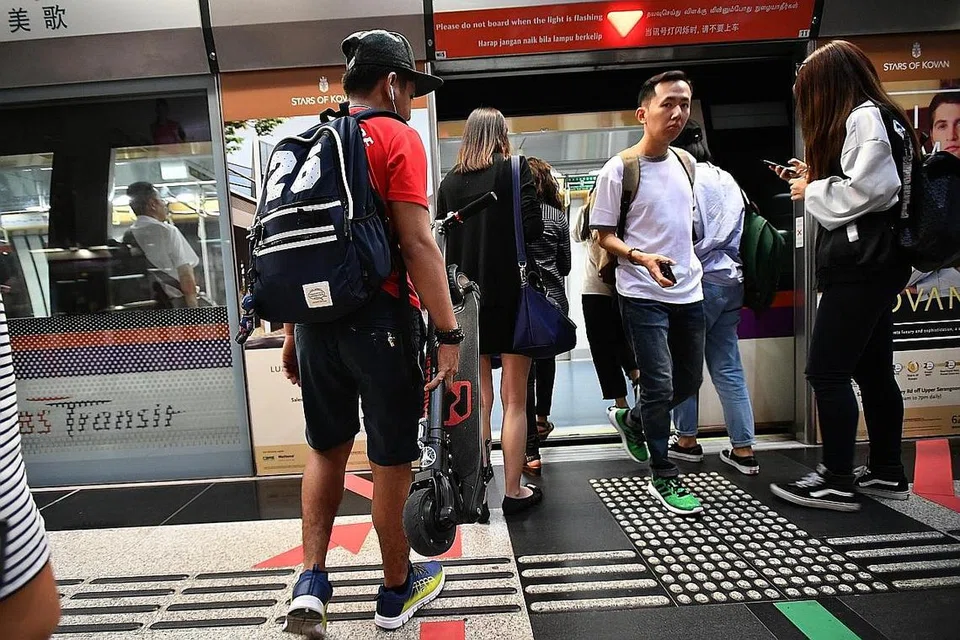 LIPAT BASIKAL: Penunggang basikal lipat atau PMD perlu melipat basikal atau PMD mereka semasa menaiki kereta api MRT atau bas. - Foto fail