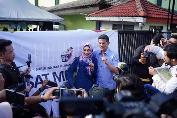 TUNAI TANGGUNGJAWAB: Calon Perikatan Nasional bagi kerusi Dewan Undangan Negeri Hulu Kelang, Datuk Seri Azmin Ali, selesai membuang undi di pusat pengundian Sekolah Kebangsaan Klang Gate, Gombak, Selangor, pada  pagi Sabtu.