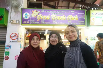 TERUSKAN LEGASI: Cik Juhana Johan (kiri) dan anaknya Cik Filzah Miranti (kanan). Di tengah ibu Cik Juhana, Cik Sahara Saini. - Foto BH oleh SYED MUHAMMAD FIRDAUS