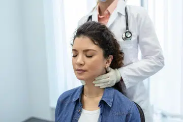 KETUMBUHAN LIMFOMA: Kelenjar limfa ini berada di banyak tempat pada badan terutama sekali pada leher, bawah ketiak dan paha. Gejala-gejala umum mudah dilihat dipanggil ‘B symptoms’ seperti demam, berpeluh terutama pada waktu malam dan penurunan berat badan yang ketara.