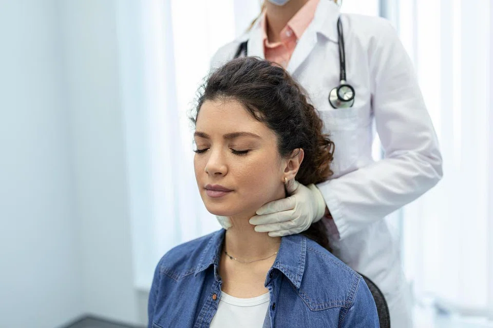 KETUMBUHAN LIMFOMA: Kelenjar limfa ini berada di banyak tempat pada badan terutama sekali pada leher, bawah ketiak dan paha. Gejala-gejala umum mudah dilihat dipanggil ‘B symptoms’ seperti demam, berpeluh terutama pada waktu malam dan penurunan berat badan yang ketara.