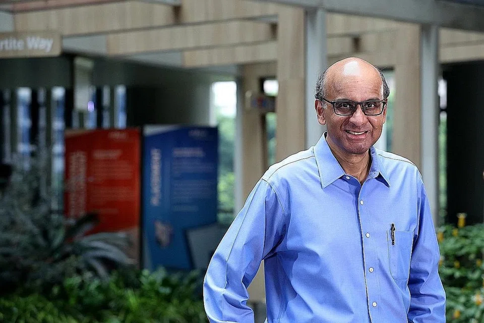 BINA PERPADUAN SOSIAL: Dalam siaran nasionalnya, Menteri Kanan Encik Tharman Shanmugaratnam menggesa rakyat memperkukuh perpaduan sosial di sebalik ketidaktentuan akibat penularan wabak Covid-19 dan cabaran ekonomi. Siaran nasional itu telah dirakamkan di bangunan Institut Pekerjaan dan Daya Kerja Devan Nair. - Foto MCI