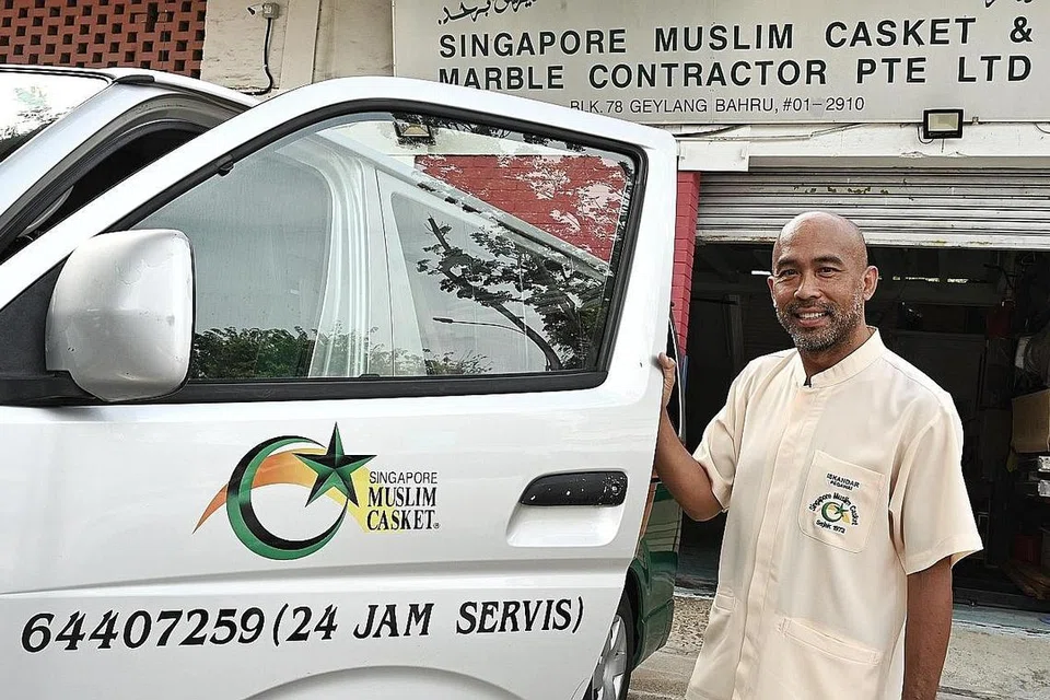 SUDAH BERDEKAD LAMANYA: Sejak kecil lagi, Encik Iskandar Dzulkhairi Haji Abdul Aziz telah mengikuti bapanya, Allahyarham Haji Abdul Aziz Kajai, menguruskan jenazah bagi penduduk kampung Kaki Bukit. Beliau kini pengurus operasi syarikat pengurusan jenazah Singapore Muslim Casket & Marble Contractor, yang diasaskan arwah bapanya pada 1973. - Foto-foto BM oleh KHALID BABA