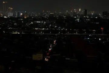 Pemandangan di Jakarta selepas bekalan elektrik terputus pada 4 Ogos - Foto Reuters