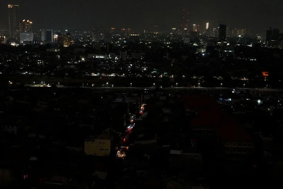 Pemandangan di Jakarta selepas bekalan elektrik terputus pada 4 Ogos - Foto Reuters