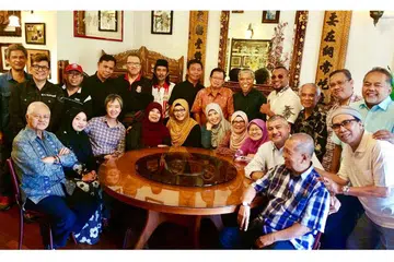 AKAN TERBITKAN BUKU: Haji Wan Hussin Zoohri (duduk, kiri) dan Haji Mohd Noor Sahat (duduk, kanan) - kededua mantan guru Sang Nila Utama (SNU) bersama mantan pelajar SNU berlainan kohort - dalam pertemuan pertama mereka awal bulan ini bagi membincangkan penerbitan projek buku ilmiah Sekolah Menengah SNU dan Tun Sri Lanang (TSL). - Foto SNU DAN TSL