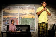 PUNCA KONFLIK: Walaupun sudah bersara, watak Kassim lebih suka berfoya-foya di luar rumah bersama rakan-rakannya. - Foto ANWAR HADI RAMLI