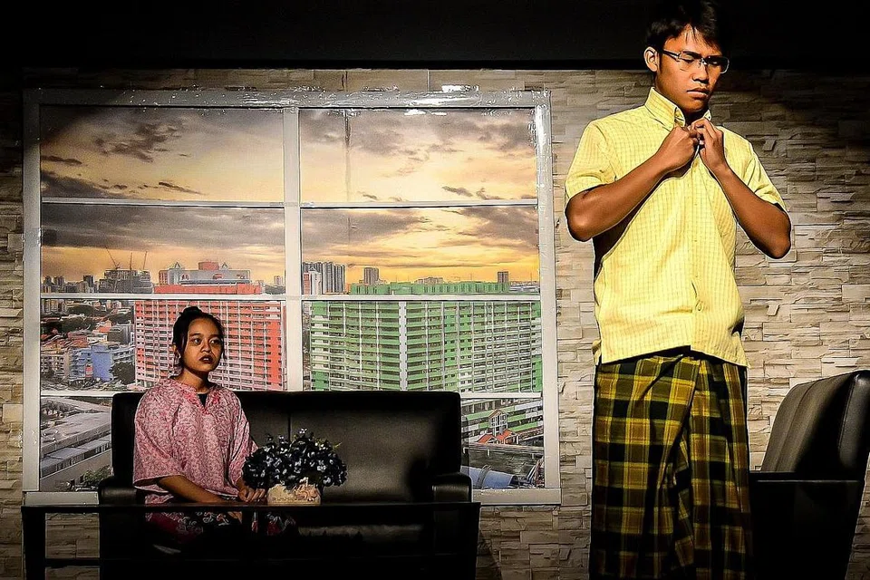 PUNCA KONFLIK: Walaupun sudah bersara, watak Kassim lebih suka berfoya-foya di luar rumah bersama rakan-rakannya. - Foto ANWAR HADI RAMLI