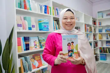 BUKU KANAK-KANAK: Buku ‘Bel, Tom dan Oyen’ tulisan Cik Maria Mahat mengajak kanak-kanak menyebut perkataan Melayu yang bermula dengan huruf ‘c’ serta mengenali corak seperti belang dan tompok. 
